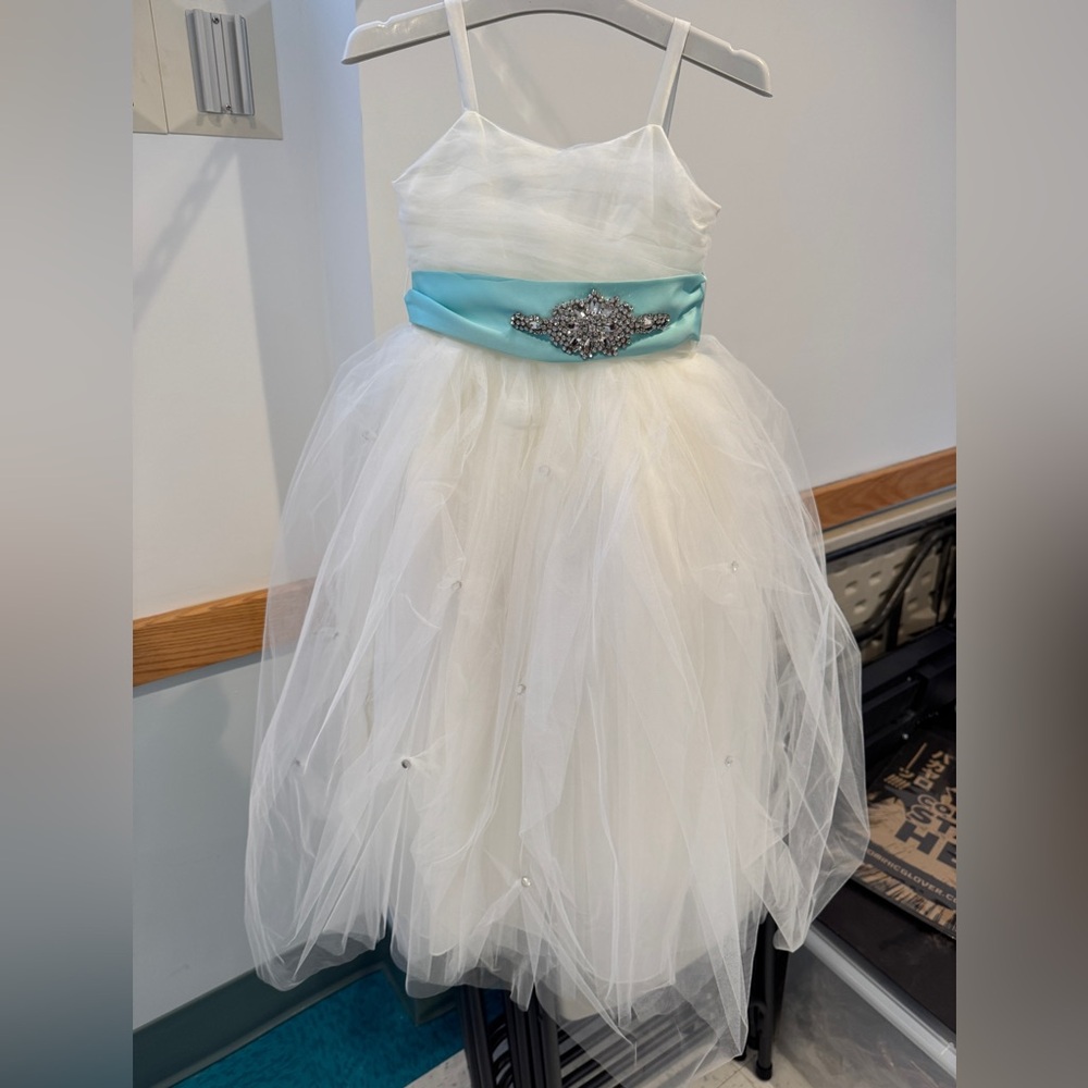White flower girl dress size 4
